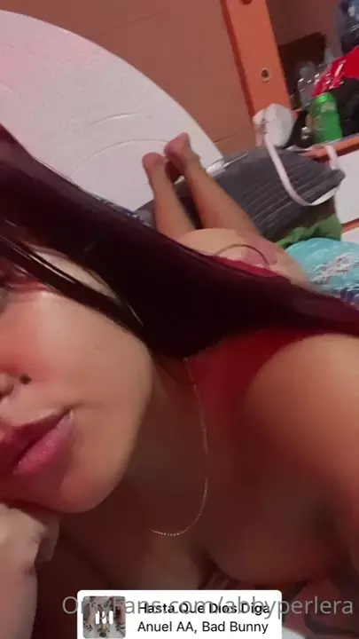 Abbyperlera se estiró en la cama, solo con bragas